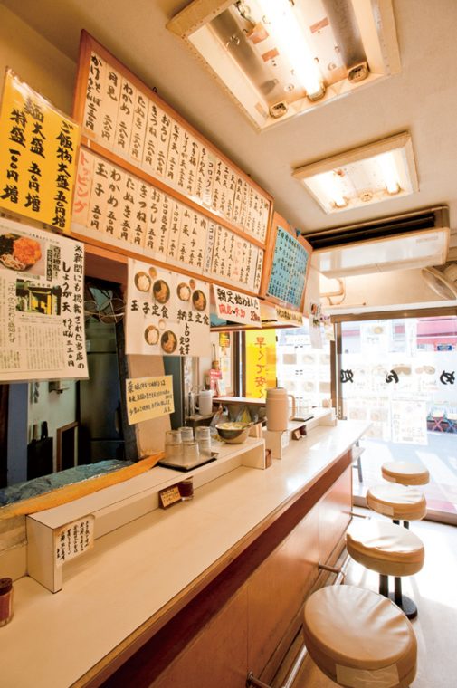 ↑小さな店内には椅子が7席ほど。カウンターの上に掲げられたメニューも豊富だ。なお、つゆが薄いと感じる客のために、卓上にはかえししょうゆも用意されている