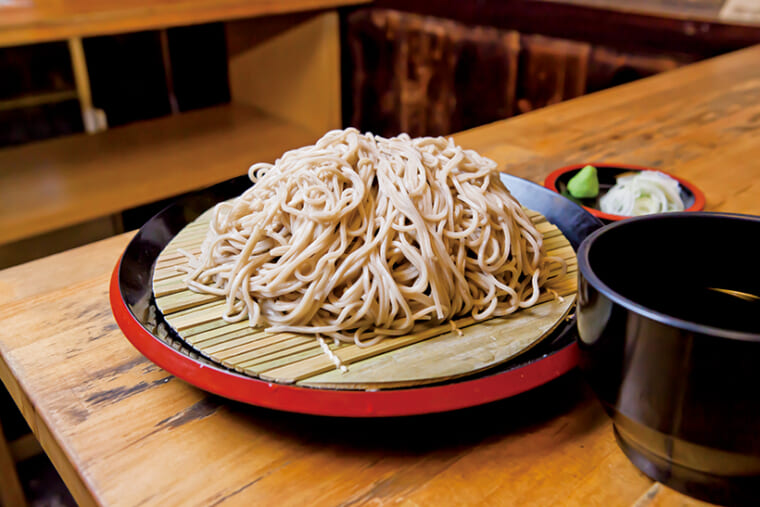 ↑恵み蕎麦(500円)。そばは、前日に石臼で挽いたそば粉を朝に製麺。香り豊かでうまい