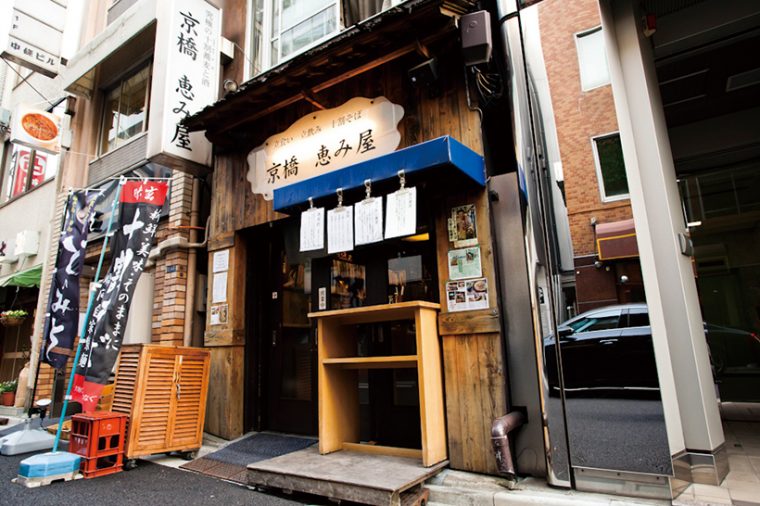 ↑木の風合いが生きた温もりのある外観。看板などで、十割そばをアピール