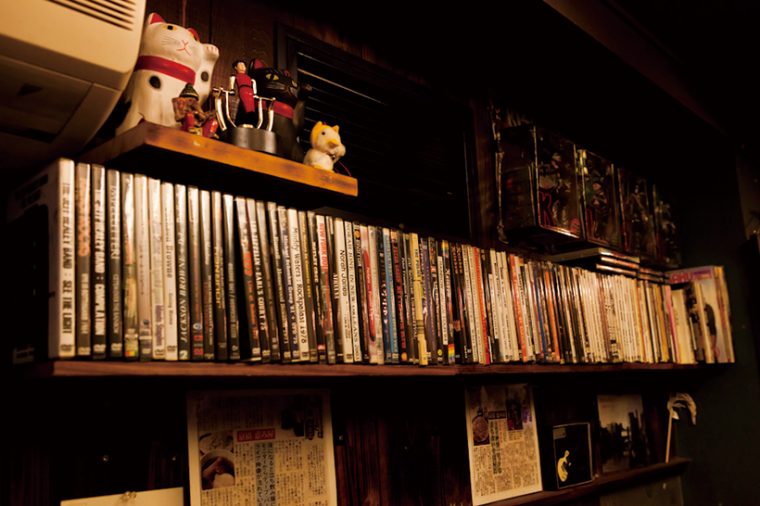 ↑店内にはハードロックなどの音楽DVDがズラリ。すべて客が店内で流してほしいと持ち込んだものだとか。その上部にはハードロックバンド、KISSのフィギュアも飾られている