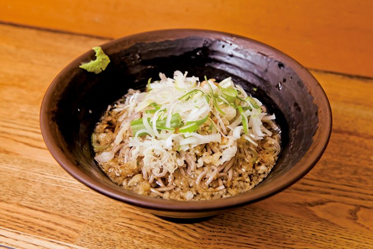 ↑冷やしたぬきそば(370円)。冷水で締めたゆで麺はモチモチ感がアップ。甘さ抑えめのつゆもいい