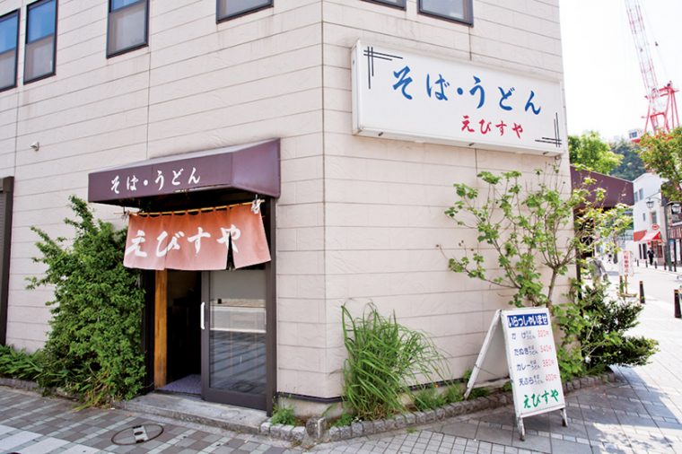 ↑実は店の入口の反対側にもまったく同じ外観の入口がある。非常に珍しい左右対称型の入口だ