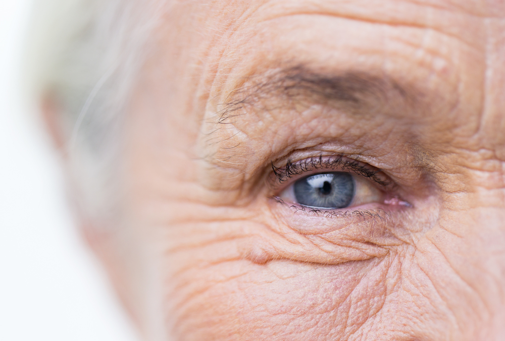 老眼の原因は老化だけではない!?　老眼に早くなる人、ならない人の違いとは？