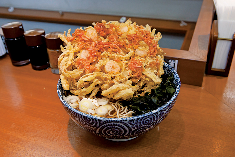 【昼は立ち食いそば】顔よりも大きい巨大かき揚げを堪能!! 虎ノ門の「大?田そば」に胃袋をつかまれる