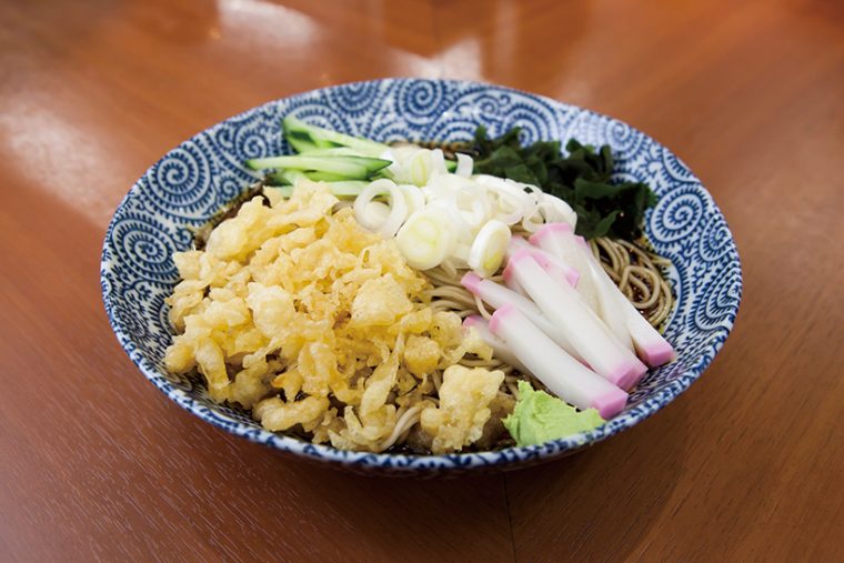↑冷したぬきそば(390円)。きゅうりやかまぼこも入って食感と彩りが楽しい