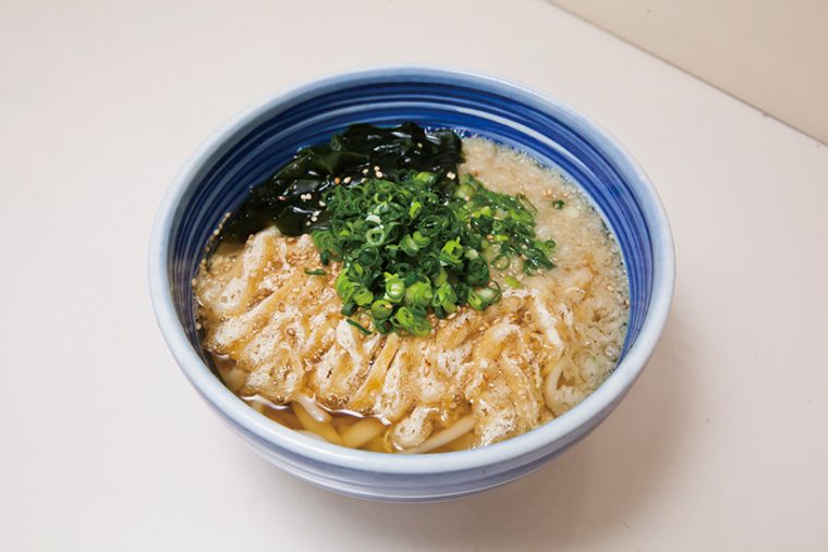 ↑きざみうどん(570円)はシンプルな具材だからこそだしのうまみが生きる