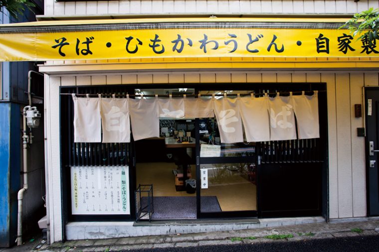 ↑大衆食堂風の飾らない居住まいがいい