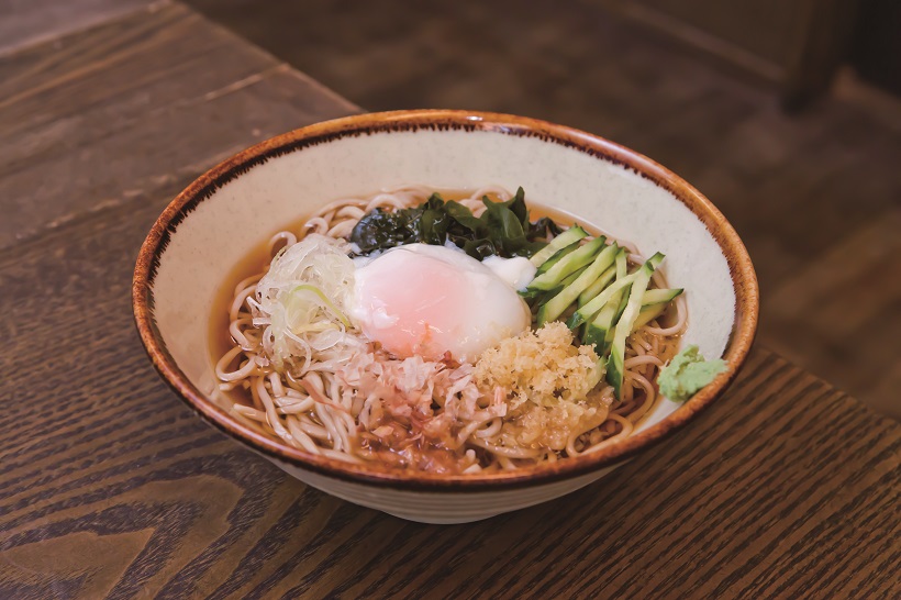 【昼は立ち食いそば】ミシュラン一つ星店で修行をした亭主が奏でる「あきば」は麺が違った！