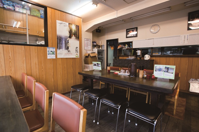 ↑外光がたっぷり入る明るい店内。ウッディな内装で、落ち着いた雰囲気となっている