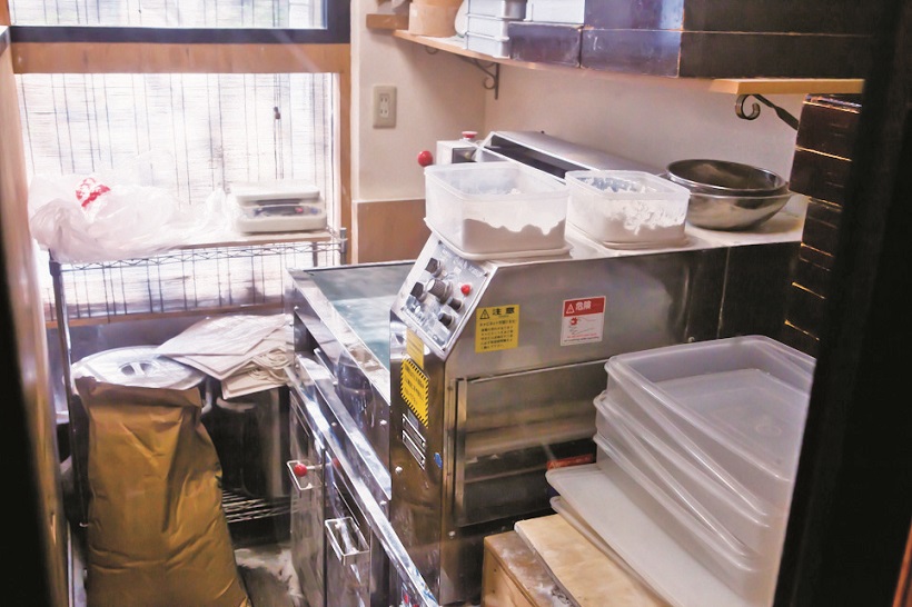 ↑店内に製麺機と麺打ち台を設置。ここでそば粉や小麦を使ってどんな麺ができるか“実験”するうちに、新メニューのアイデアが生まれるのだとか