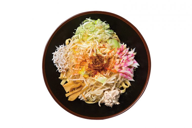 ↑紅葉特製油そば(700円)。麺と具材は巨大な丼に盛られているため混ぜやすい。油そばで選べるのは平打ち麺と細麺の2種類で、油ダレからは魚介油の豊かな風味が漂う