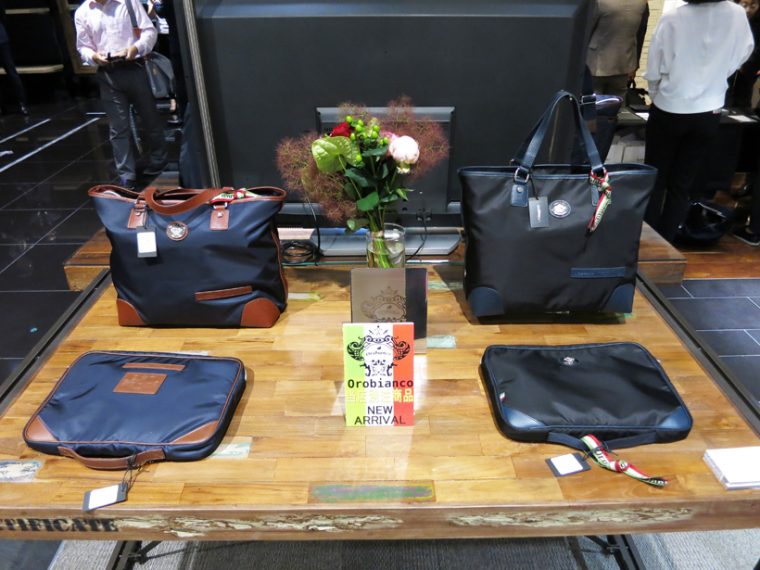 ↑↑“銀座店限定”の20周年記念商品として、トートバッグ(4万1040円)とドキュメントケース(2万5920円)の2アイテムをリリース。どちらも青と黒の2色展開で、「20」の数字が大きく刻印された革ラベルが取り付けられています