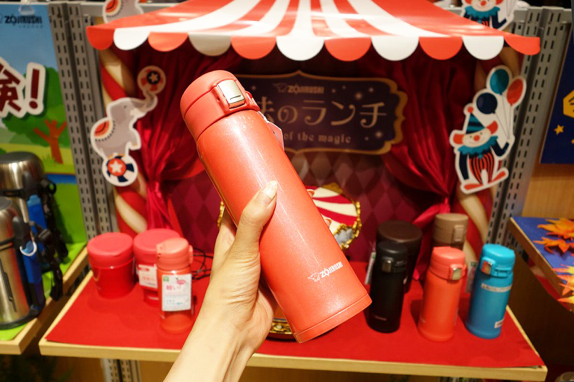 ↑持っているだけでランチが楽しくなりそうな、ポップな色合いのステンレスボトル。同系色のスープジャーなどもありました