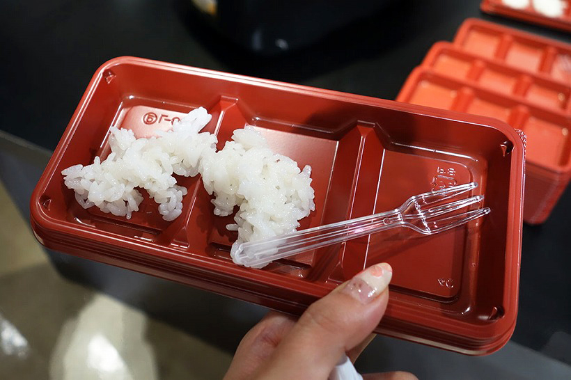 ↑試食コーナーでは、贅沢にも異なる2つの設定で炊いたご飯の食べ比べができました。左が「固め」「しゃっきり」右が「やわらかめ」「もちもち」の設定。同じ米と水分量なのに、味わいがまったく違います