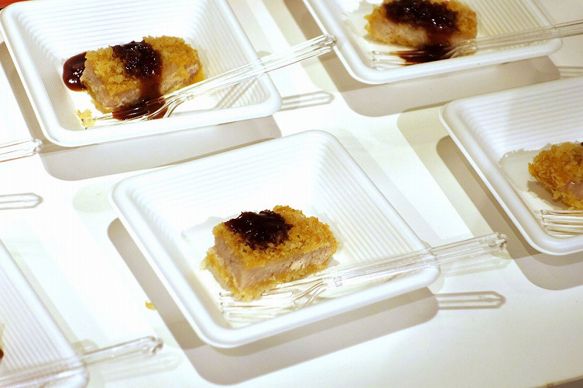↑オーブンやホットプレートで調理した食材が試食できる「象印食堂」。油で揚げていないのにサクサクのとんかつや、中までホクホクの焼きいもなどが試食できました