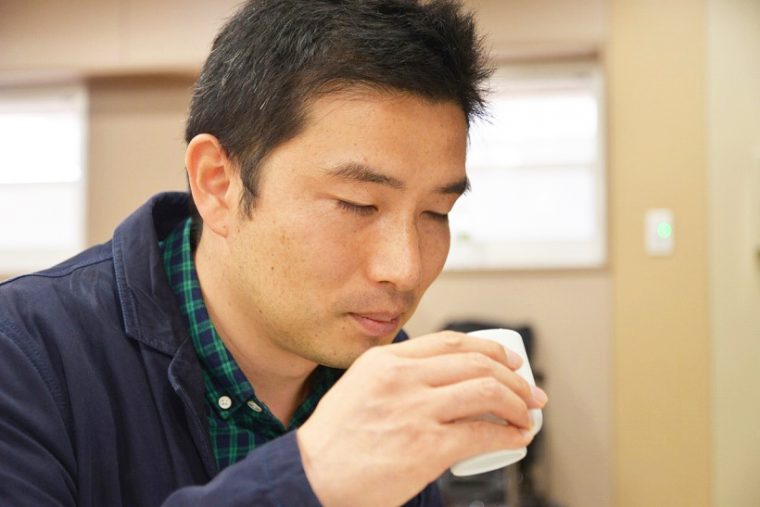 ↑編集部の小林史於も利き酒にチャレンジ。唾液が混じらないよう、うまく空気を含ませるのが難しく、「ぢゅる」ではなく「ゴボっ」となってしまいました