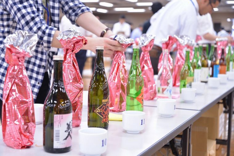 ↑審査終了後の一幕。審査が終わると銘柄が公開され、出品蔵元がきき酒意見交換会の場に