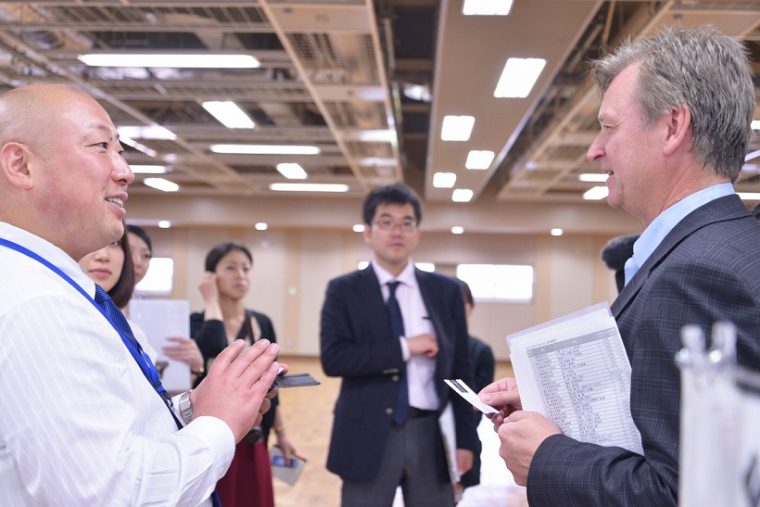 ↑カナダから参加したOntario Spring Water Companyの代表・Ken Valvurさんと新澤さん。多くの交流が生まれていました