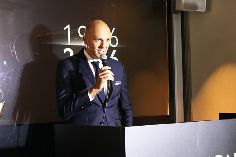 ↑「マキシムです。ジェイソン・ステイサムじゃないですよ」と小ボケで笑いを誘うマキシムCEO