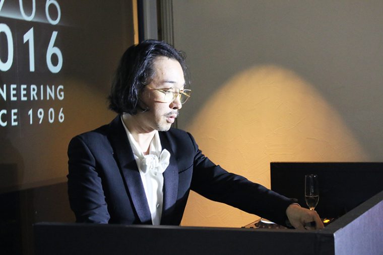 ↑DJブースに現れた菊地成孔