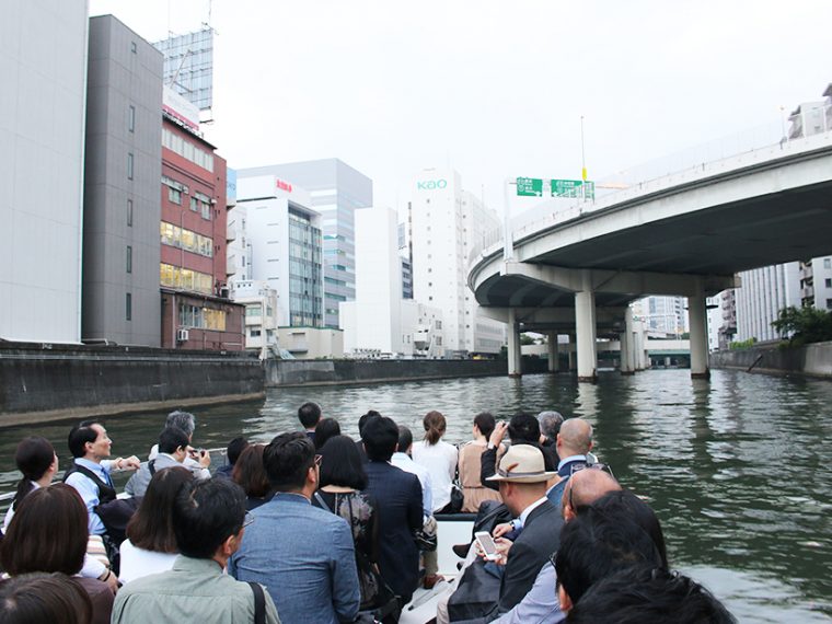 ↑ゆったりと隅田川をクルージング。この時点ではまだ会場の場所はシークレット
