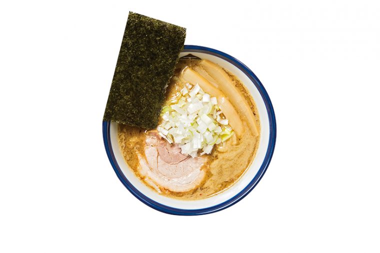 ↑つけ麺(800円)。出汁は鶏3種、豚2種を丁寧に炊いている。さらに野菜6種、煮干しと鰹を2種ずつ加えることで、複雑かつ濃厚な味に仕上げている