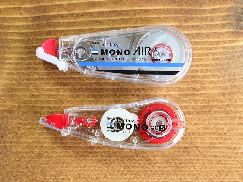 ↑下は同じくトンボ鉛筆のコンパクト型修正テープ。サイズ的にはやはりAIRの方が一回り大きいか