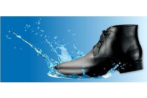 継ぎ目のないスラッシュ製法で足が濡れない! 雨の日に大活躍の防水ビジネスシューズが青山から登場