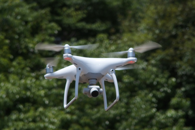 “ドローン＝危険”はもう古い？ 安全性を大幅に高めたDJIの最新ドローン「Phantom 4」を体験