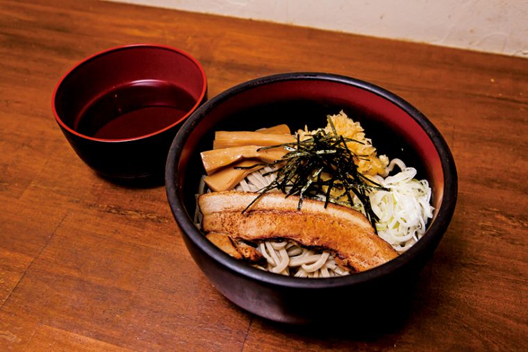 ↑つけそば(850円)。炙りチャーシューのうまみを生かしつつ、そばの風味も堪能できる。なお、こちらは夜限定のメニューなので要注意