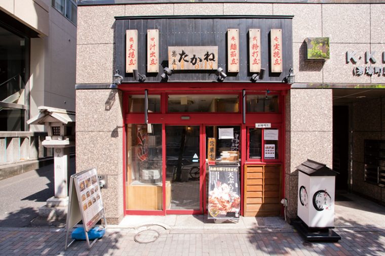 ↑真っ赤に塗られた窓枠、看板の左右に赤字縦書きのキャッチフレーズが並ぶ店構えが印象的