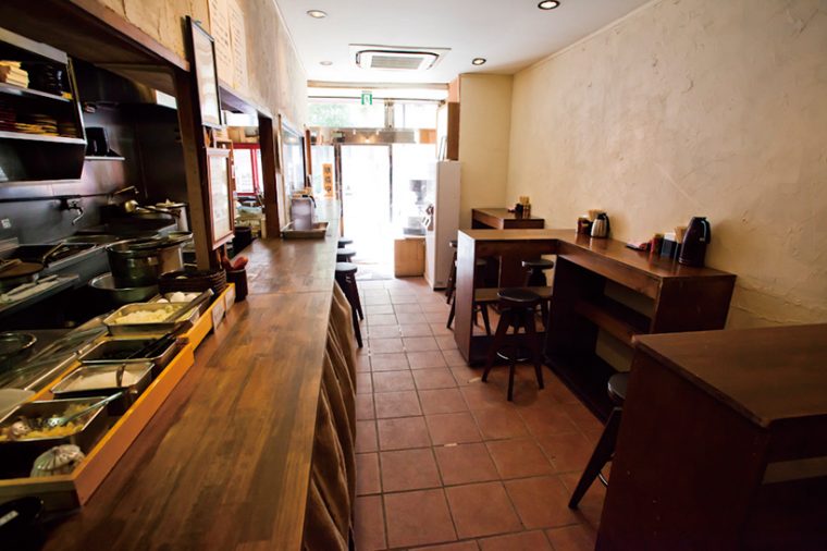 ↑店内には椅子席が11席。立ち食いする人を入れても13人ほどで満員になる