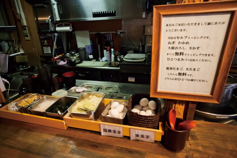↑大根おろしやわかめ、天かす、ねぎなどを無料でセルフトッピング可能。ただし、トッピングは各種ひとつまみ程度にするのがマナーだ。このほか、温泉卵と生卵も用意し、どちらかひとつを無料でトッピングできる