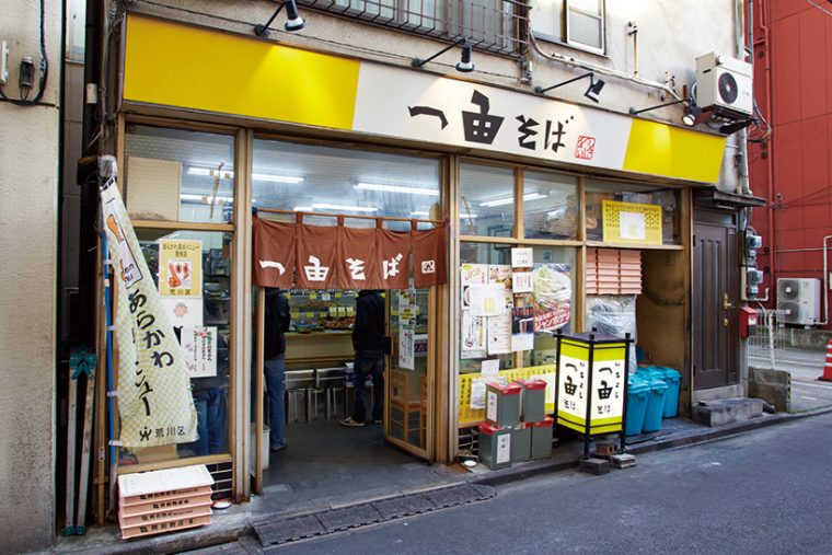 ↑ちょっとレトロな「一由そば」のロゴがいい味を出している。店先には「ジャンボいかげそ天そば」をはじめとした名物メニューの写真が貼ってある