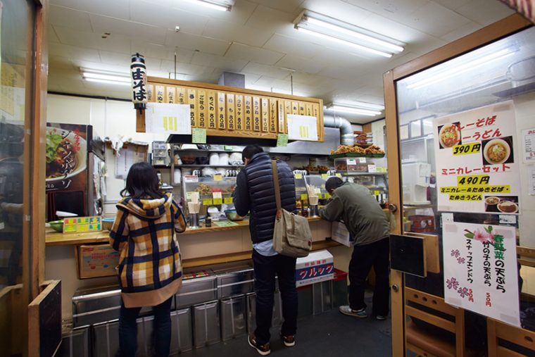 ↑店には学生など若者も多く来店。外国人がそばに舌鼓を打っている姿もよく見かける