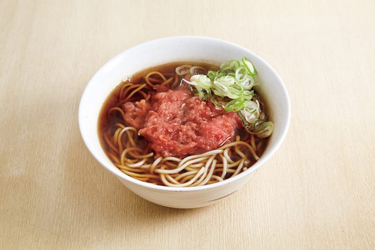 ↑紅しょうが天そば(300円)。辛味と酸味がクセになるおいしさが特徴の人気メニューだ