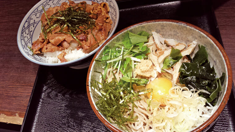 ↑かまたまそば&肉丼セット(900円)。濃いめの特製だしつゆで食べるかまたまそばは、女性でもぺろりといける