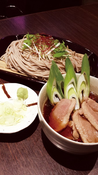 ↑鴨汁せいろそば(780円)。冷そばと温つゆの組み合わせがよく、つけ汁の鴨肉も絶品だ