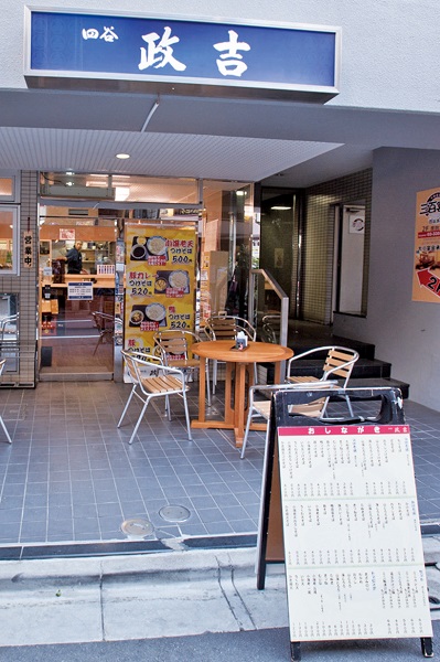 ↑店の外にはテラス席があり、ここでもそばを味わうことができる