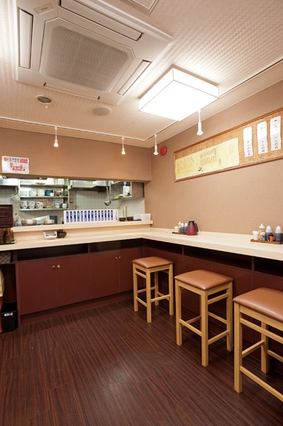 ↑広々とした店内は明るく清潔。上部が白系統、床面がブラウン系統にまとめられた落ち着いた雰囲気。椅子付きでゆったり座れることもあり、女性客も増えている