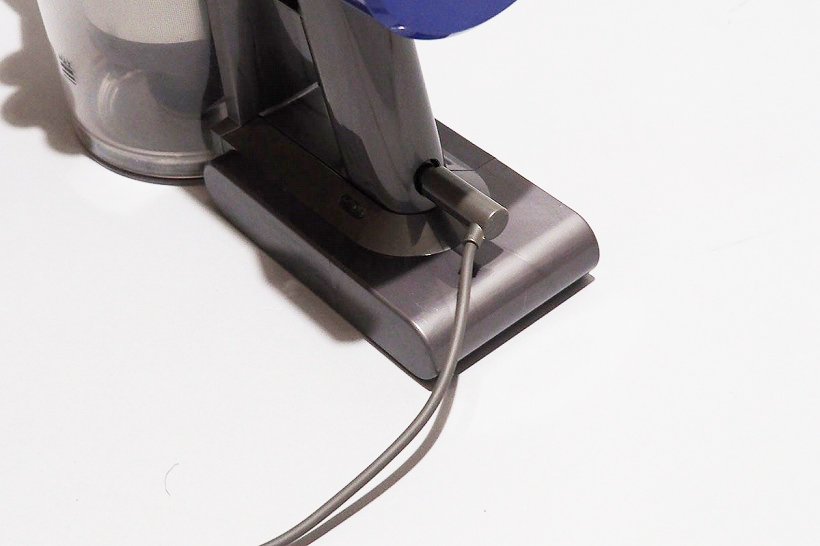 ↑どうしても壁に穴をあけたくない場合は、直接プラグを本体に差し込んで充電することもできます