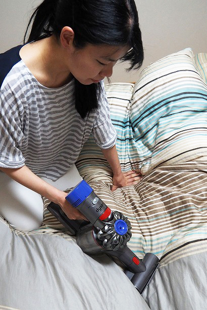 ↑本体後ろの青い部分が排気口部。本体が手元にあるため、身をかがめて作業する布団掃除などでは顔に風を感じることもあるのですが、まったく臭さを感じません