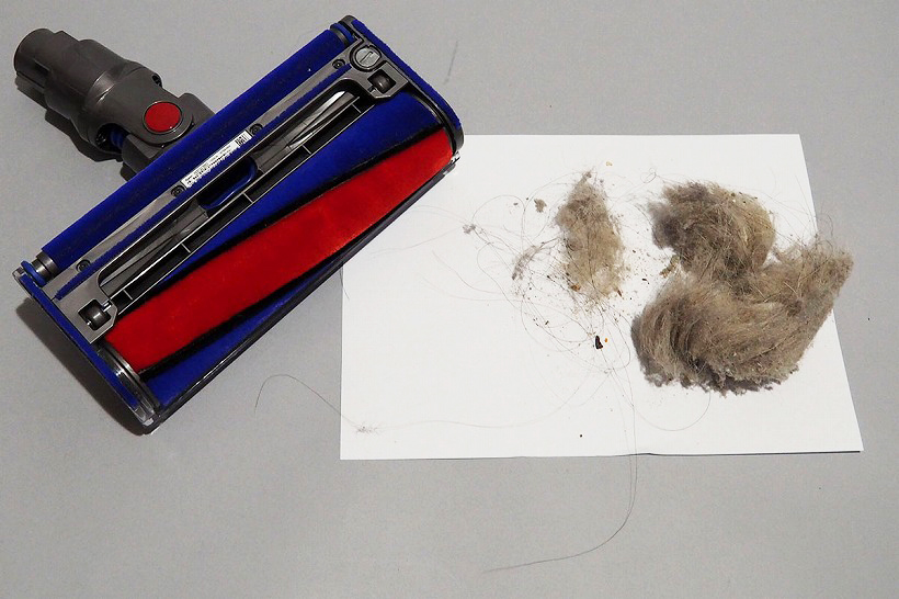 ↑一部屋掃除しただけで、これだけのゴミが! 白く密集したゴミは犬の抜け毛の中に、黒く長い髪も大量に見えます。なのに、掃除後のローラーには一本も髪が絡まっていません。ちなみに、このローラーは小麦粉を掃除した後でもあるのですが、粉ゴミも付着していないのが凄い!