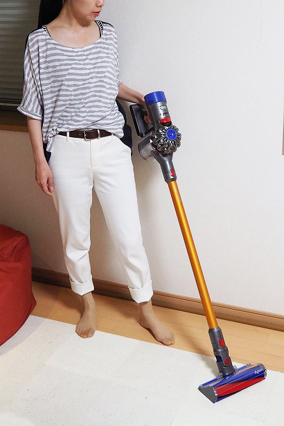 ↑普段の掃除では延長ホースとソフトローラークリーナーヘッドを接続して使用。ちょうど手元に本体がきて扱いやすいデザインです