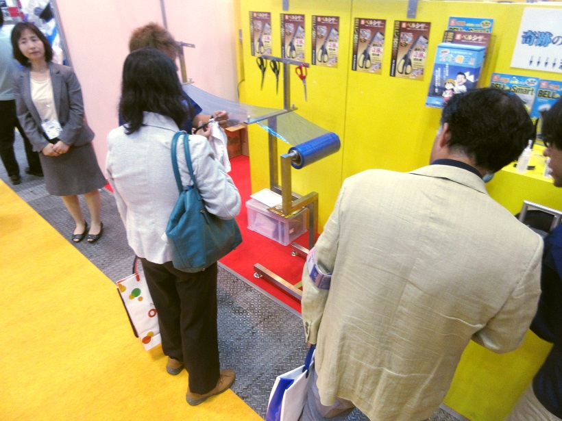 巨大な工業機械が並ぶ展示会で、やけに目立ったハサミの展示