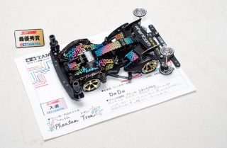 ↑足下のゴールドとブラックが織りなす高級感。マスキングによる複雑なカラーリングは芸術の域!