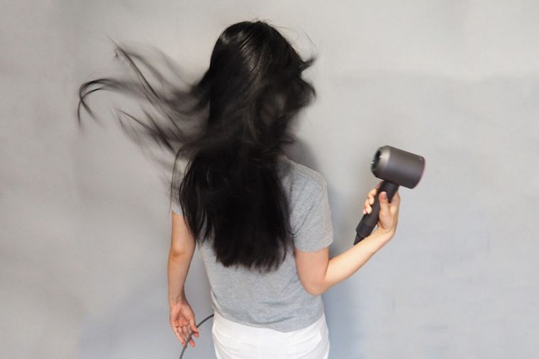 ↑実際に髪をブローすると、強い風で長い髪の毛も吹き飛ばす勢いがあります。髪をかき分けるように風が頭皮にあたるので、頭皮ケアにもよさそうです
