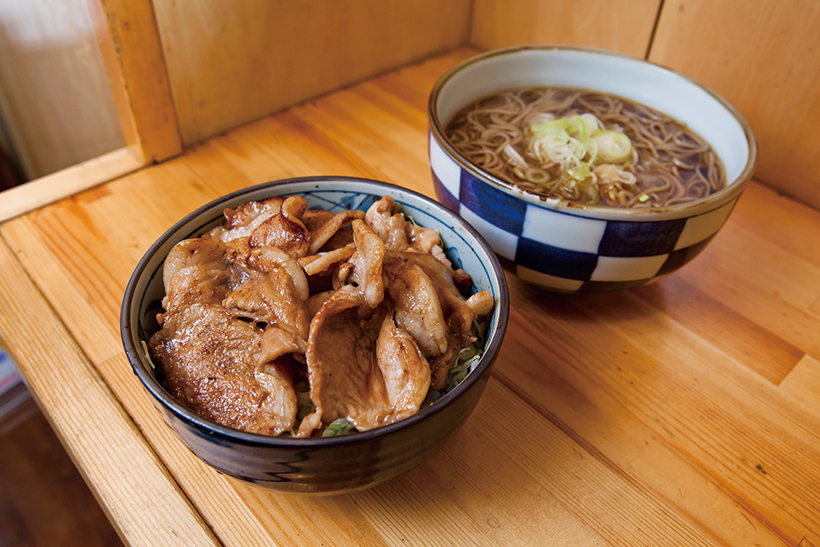 ↑生姜焼き丼セット（660円）。生姜焼きはワインだれに漬けた豚肉の深い味わいが魅力な一品。かけそば付きで量も大満足だ