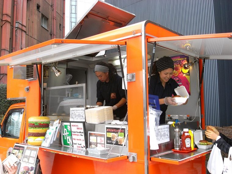 ↑移動販売時代のマンチズバーガー。都内オフィス街の「屋台村」などで活躍。その神がかり的なスピードとクオリティで屋台村きっての人気店に