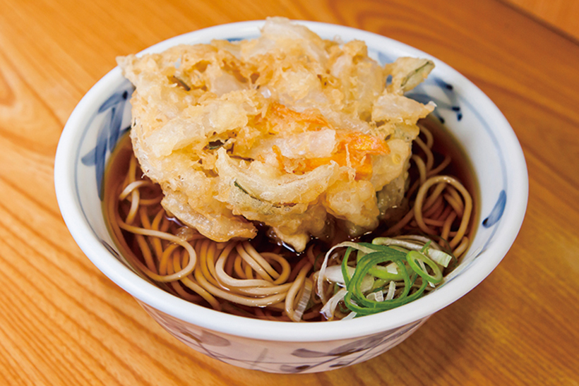 【昼は立ち食いそば】“ふんわりさ”が段違いな巨大かき揚げそばが自慢の初台「加賀」